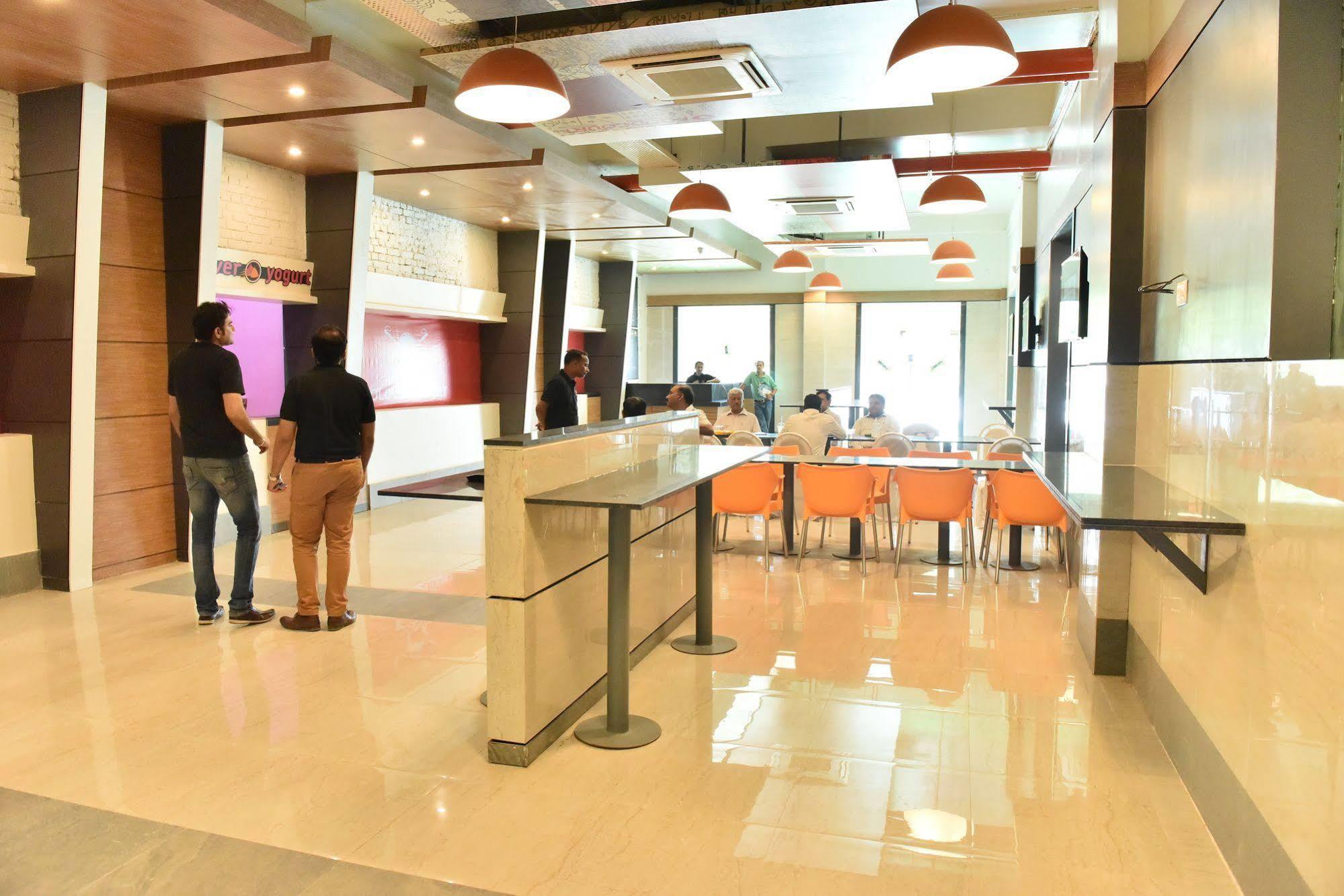 Max Hotels Prayagraj Exterior foto
