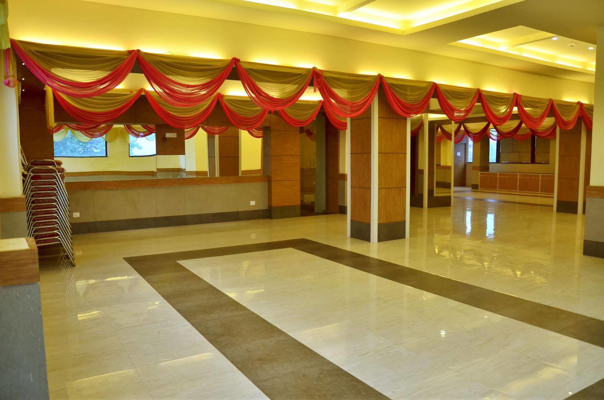 Max Hotels Prayagraj Exterior foto
